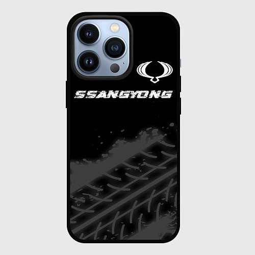 Чехол iPhone 13 Pro SsangYong speed на темном фоне со следами шин: сим / 3D-Черный – фото 1