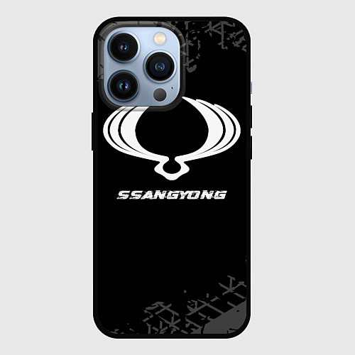 Чехол iPhone 13 Pro SsangYong speed на темном фоне со следами шин / 3D-Черный – фото 1