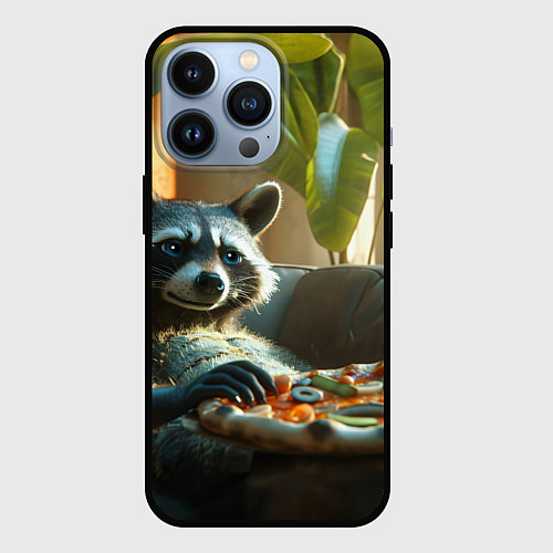 Чехол iPhone 13 Pro Енот ест пиццу на диване / 3D-Черный – фото 1