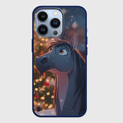 Чехол iPhone 13 Pro Лошадка на фоне новогодней елки / 3D-Тёмно-синий – фото 1