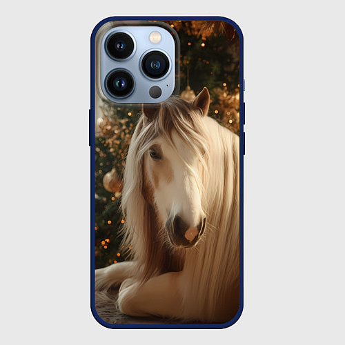 Чехол iPhone 13 Pro Белая лошадка лежит у новогодней елки / 3D-Тёмно-синий – фото 1