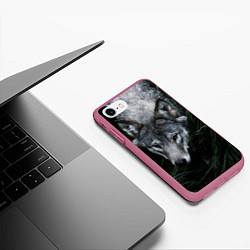 Чехол iPhone 7/8 матовый Волк в траве, цвет: 3D-малиновый — фото 2