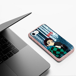 Чехол iPhone 7/8 матовый Танджиро и Незуко Камадо в лесу, цвет: 3D-светло-розовый — фото 2