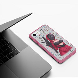 Чехол iPhone 7/8 матовый ОПАСНЫЙ ТРЕУГОЛЬНИК ИГРА В КАЛЬМАРА, цвет: 3D-малиновый — фото 2