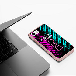 Чехол iPhone 7/8 матовый Сериал: Игра в кальмара, цвет: 3D-светло-розовый — фото 2