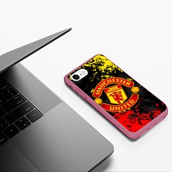 Чехол iPhone 7/8 матовый MANCHESTER UNITED, БРЫЗГИ КРАСОК, цвет: 3D-малиновый — фото 2