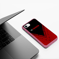 Чехол iPhone 7/8 матовый Toyota Красная текстура, цвет: 3D-малиновый — фото 2