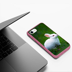 Чехол iPhone 7/8 матовый Кролик на фоне травы, цвет: 3D-малиновый — фото 2