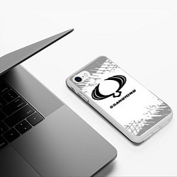 Чехол iPhone 7/8 матовый SsangYong speed на светлом фоне со следами шин, цвет: 3D-белый — фото 2