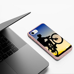 Чехол iPhone 7/8 матовый Прыжок велосипедиста, цвет: 3D-светло-розовый — фото 2