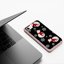 Чехол iPhone 7/8 матовый Снеговички в зимних шапочках со снежинками, цвет: 3D-светло-розовый — фото 2