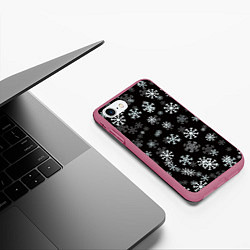 Чехол iPhone 7/8 матовый Снежинки белые на черном, цвет: 3D-малиновый — фото 2