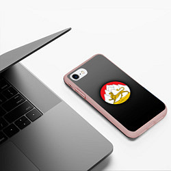 Чехол iPhone 7/8 матовый Герб Осетии на темном фоне, цвет: 3D-светло-розовый — фото 2
