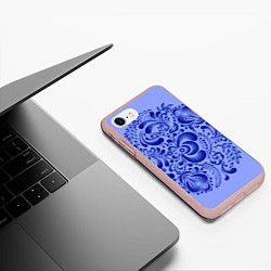 Чехол iPhone 7/8 матовый Узоры гжель на сиреневом фоне, цвет: 3D-светло-розовый — фото 2