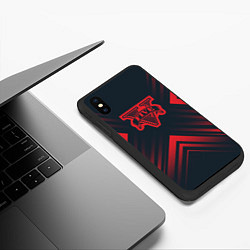 Чехол iPhone XS Max матовый Красный символ GTA на темном фоне со стрелками, цвет: 3D-черный — фото 2