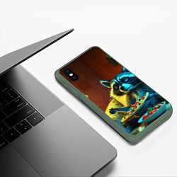 Чехол iPhone XS Max матовый Сонный енот с пиццей на диване, цвет: 3D-темно-зеленый — фото 2