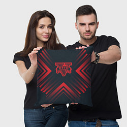 Подушка квадратная Красный символ GTA на темном фоне со стрелками, цвет: 3D-принт — фото 2