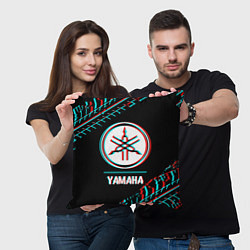 Подушка квадратная Значок Yamaha в стиле glitch на темном фоне, цвет: 3D-принт — фото 2