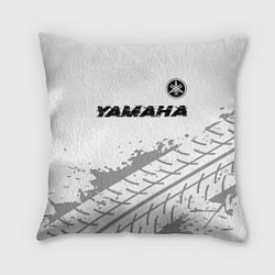 Подушка квадратная Yamaha speed на светлом фоне со следами шин: симво