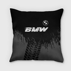 Подушка квадратная BMW speed на темном фоне со следами шин: символ св