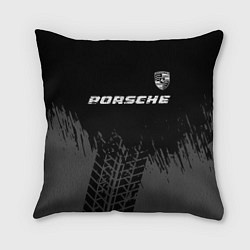 Подушка квадратная Porsche speed на темном фоне со следами шин: симво