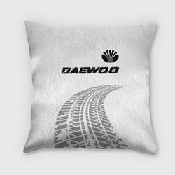 Подушка квадратная Daewoo speed на светлом фоне со следами шин: симво