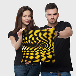 Подушка квадратная Желтая футболка с воронкой, цвет: 3D-принт — фото 2
