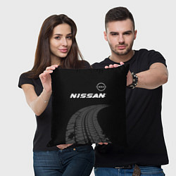 Подушка квадратная Nissan speed на темном фоне со следами шин: символ, цвет: 3D-принт — фото 2