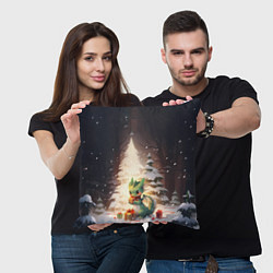 Подушка квадратная Чиби-дракон под ёлкой с подарками, цвет: 3D-принт — фото 2