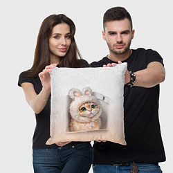 Подушка квадратная Милый кот-мем в шапке с ушками - бежевый градиент, цвет: 3D-принт — фото 2