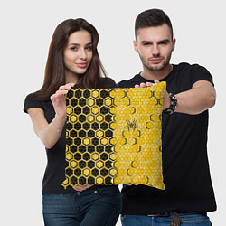 Подушка квадратная Киберпанк соты шестиугольники жёлтый и чёрный с па, цвет: 3D-принт — фото 2