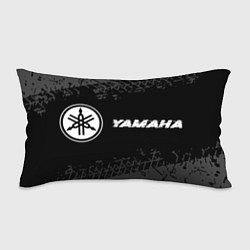 Подушка-антистресс Yamaha speed на темном фоне со следами шин: надпис