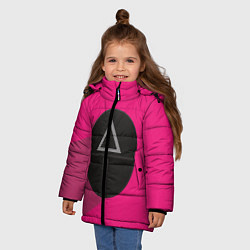 Куртка зимняя для девочки ИГРА В КАЛЬМАРА МАСКА ТРЕУГОЛЬНИК С ТЕНЬЮ, цвет: 3D-черный — фото 2