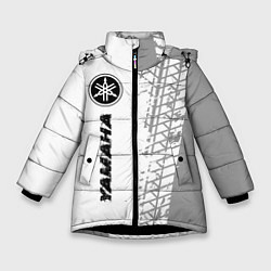 Зимняя куртка для девочки Yamaha speed на светлом фоне со следами шин: по-ве