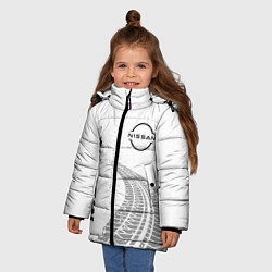 Куртка зимняя для девочки Nissan speed на светлом фоне со следами шин: надпи, цвет: 3D-черный — фото 2