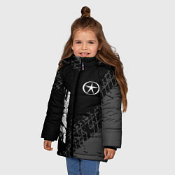 Куртка зимняя для девочки JAC speed на темном фоне со следами шин: надпись,, цвет: 3D-черный — фото 2