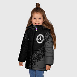 Куртка зимняя для девочки Mercedes speed на темном фоне со следами шин: надп, цвет: 3D-черный — фото 2