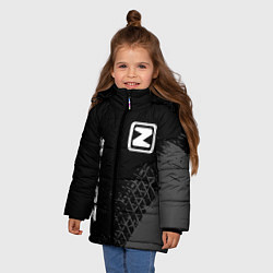 Куртка зимняя для девочки Zotye speed на темном фоне со следами шин: надпись, цвет: 3D-черный — фото 2