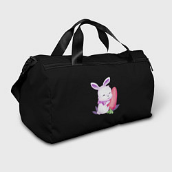 Спортивная сумка Крольчонок с большой морковкой на чёрном фоне
