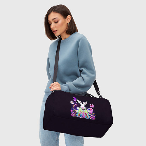 Спортивная сумка Кролик в цветах на черном фоне / 3D-принт – фото 4