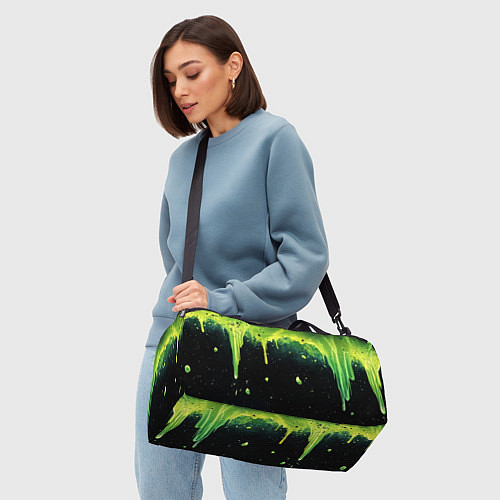 Спортивная сумка Зеленая стекающая краска по черному фону / 3D-принт – фото 4