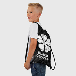 Рюкзак-мешок Black Clover с потертостями на темном фоне, цвет: 3D-принт — фото 2