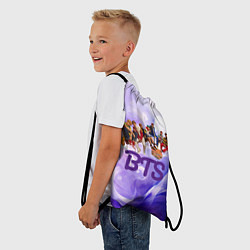 Рюкзак-мешок BTS сидят на стульях фиолетовый фон, цвет: 3D-принт — фото 2