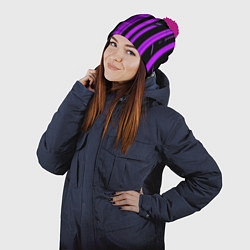Шапка с помпоном Толстые фиолетовые полосы на чёрном фоне, цвет: 3D-малиновый — фото 2