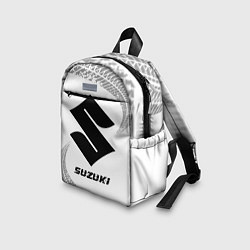 Детский рюкзак Suzuki speed на светлом фоне со следами шин, цвет: 3D-принт — фото 2