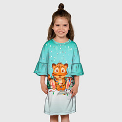 Платье клеш для девочки Тигренок запутался в гирляндах, цвет: 3D-принт — фото 2