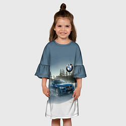 Платье клеш для девочки Крутая бэха мчится по лесной дороге, цвет: 3D-принт — фото 2
