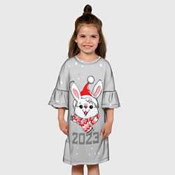Платье клеш для девочки Белый кролик в шарфе 2023, цвет: 3D-принт — фото 2