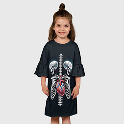 Платье клеш для девочки Два сросшихся скелета и сердце, цвет: 3D-принт — фото 2