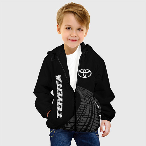 Детская куртка Toyota speed на темном фоне со следами шин: надпис / 3D-Черный – фото 4
